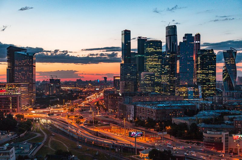 Жаркий закат с видом на небоскрёбы Москва Сити фото превью