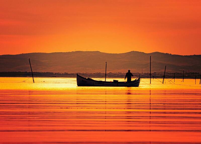 As the day quietly fades away... The world aligns in perfect, parallel lines. Only the golden water remains. And the perfect silence.. фото превью