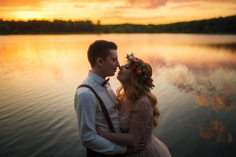 свадьба, жених, невеста на закате фото превью