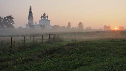 Запах утра, тумана, росы.