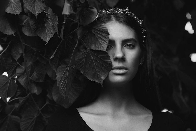 портрет, девушка, фотография, взгляд, атмосфера, губы, лицо, лес, дерево, листья, красиво, черное и белое, чб, монохром Дарья фото превью