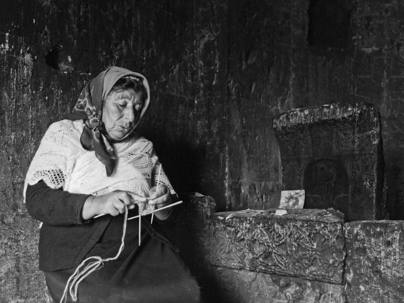 портрет, женщина, человек, люди, лицо, эмоция, труд, работа, ремесло, творчество, путешествие, снг, закавказье, армения, норадус, норатус Неспешная работа фото превью