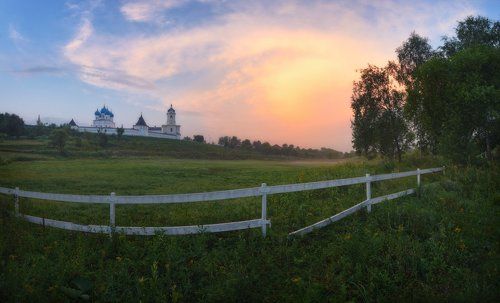 Рассвет у стен монастыря