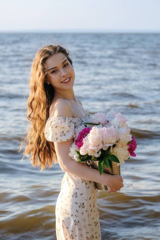 Девушка с пионами фото превью