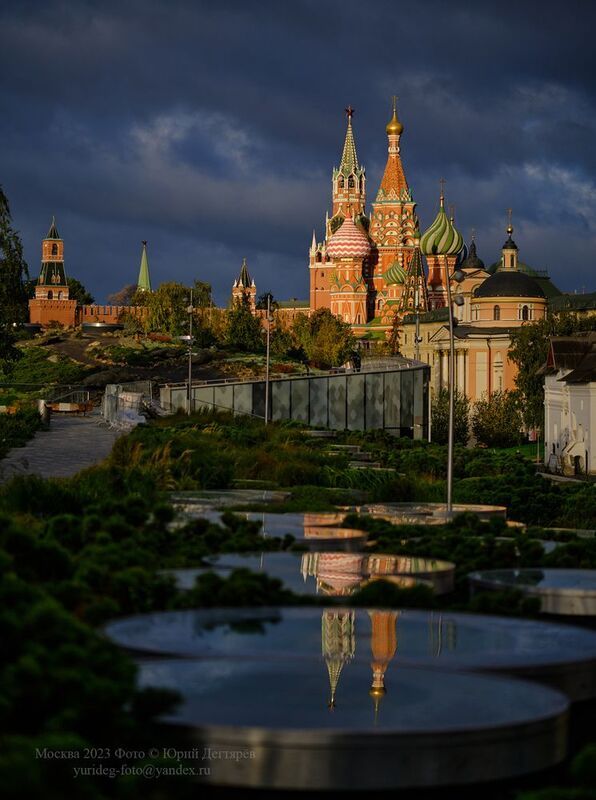 москва, зарядье, парк, свет, кремль, покровский, собор, храм, василия, блаженного, отражение, тучи Москва. Драматический свет в парке Зарядье. фото превью