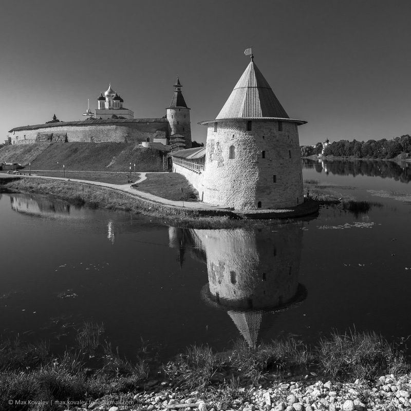 Kremlin, Pskov region, Russia, Velikaya river, architecture, building, church, fortress, summer, temple, tower, wall, Великая река, Кремль, Псков, Пскова река, Псковская область, Россия, архитектура, башня, здание, крепость, лето, стена, храм, церковь Псковский Кремль фото превью
