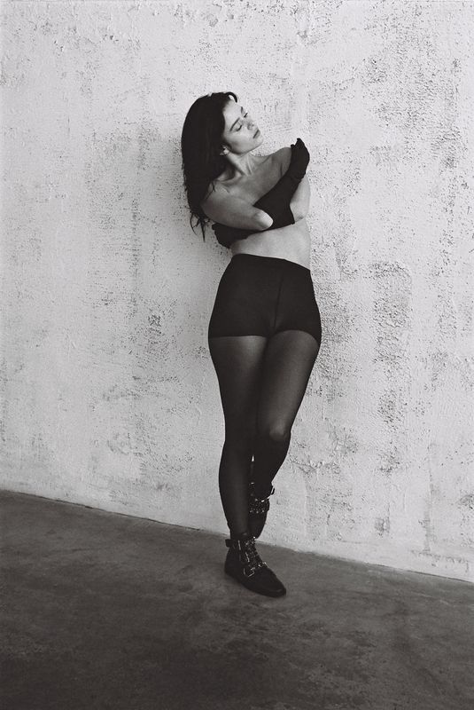portrait, woman, monochrome, black, white, figure, wall, concrete, texture, contrast, shadow, body, pose, legs, boots Concrete and Skin (PB. 59) фото превью