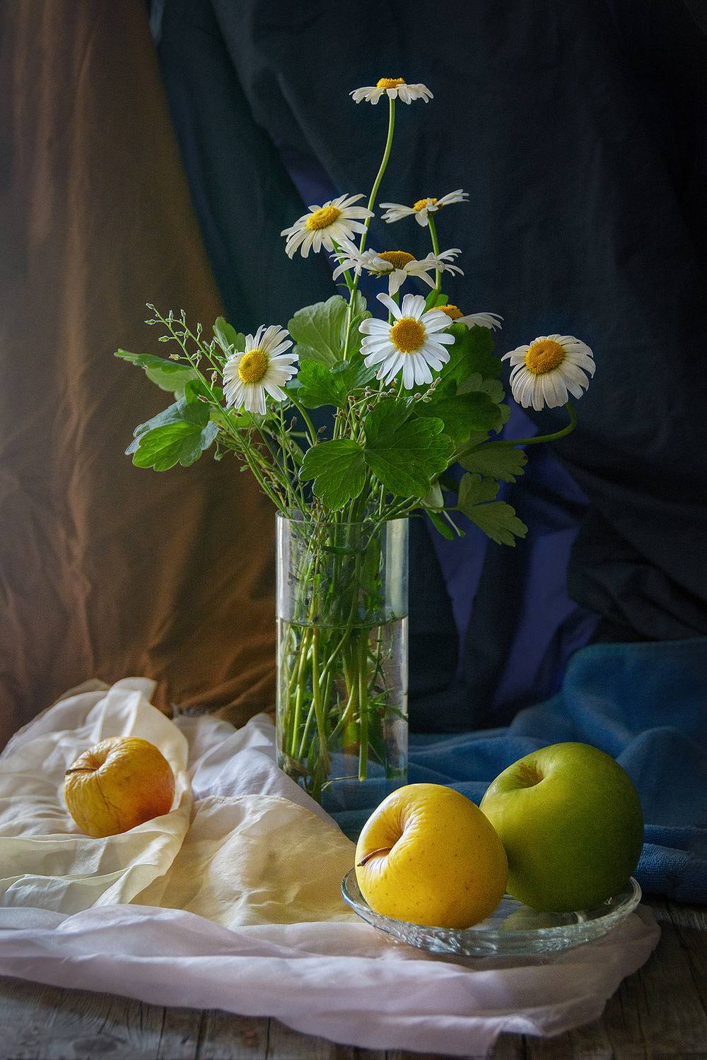 ромашки, яблоки, блюдце, ваза, Алексей Бычков