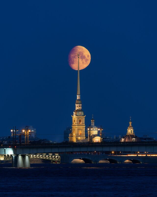 Петропавловский собор, Санкт-Петербург, Луна Петропавловский собор на фоне Луны фото превью