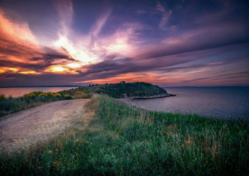 Held by the horizon фото превью