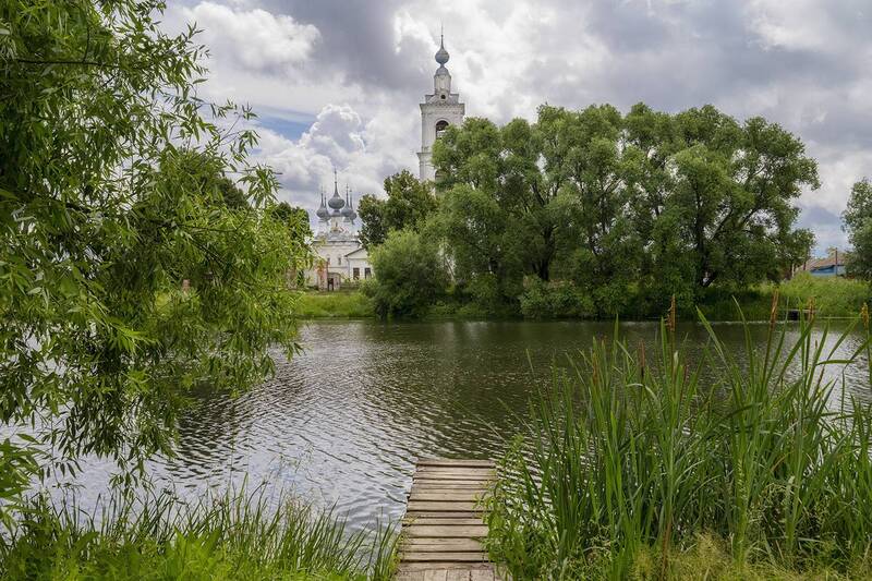 Стою у храма глядя в небеса. фото превью