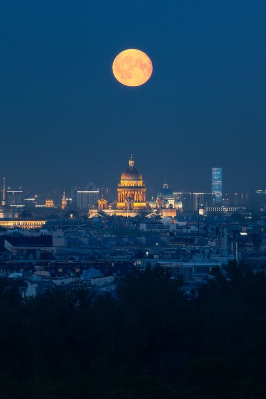 Санкт-Петербург, Луна, Исаакиевский собор, Троицкий собор Луна над Исаакиевским и Троицким соборами фото превью