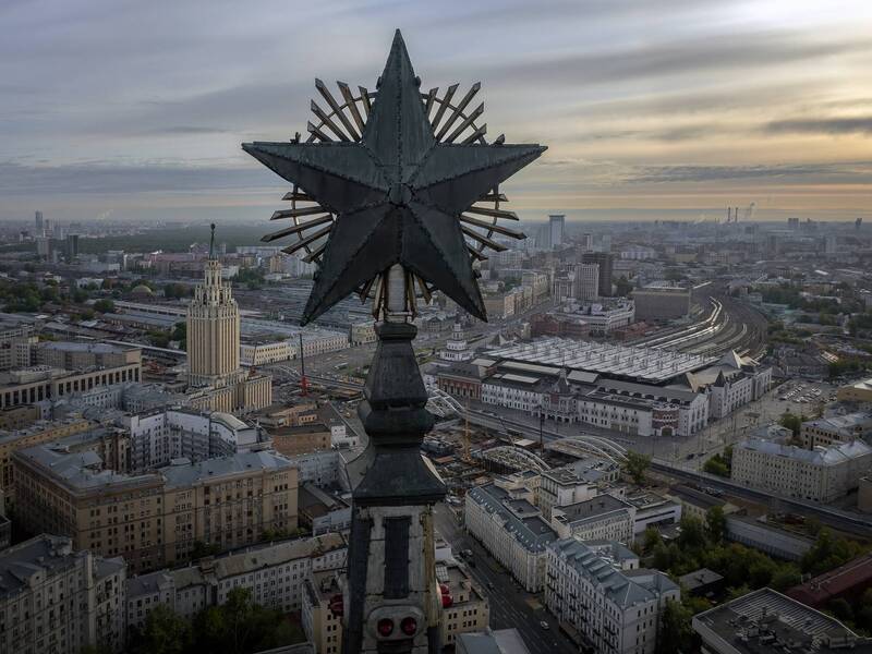 звезда, дронозвезда, красные ворота, шпиль, навершие, москва, рассвет москвы, комсомольская площадь, площадь трех вокзалов, дронозвезды Брутальная звезда шпиля высотки на Красных воротах на фоне площади трех вокзалов фото превью