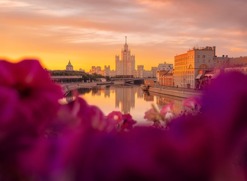 лето, рассвет, москва, высотка, отражение, moscow Высотка на Котельнической набережной фото превью