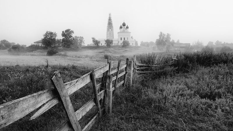 восход солнца, забор, лето., село осенево, туман, утрро, храм во имя казанской божьей мат, ярославская область Сельская июльская. фото превью