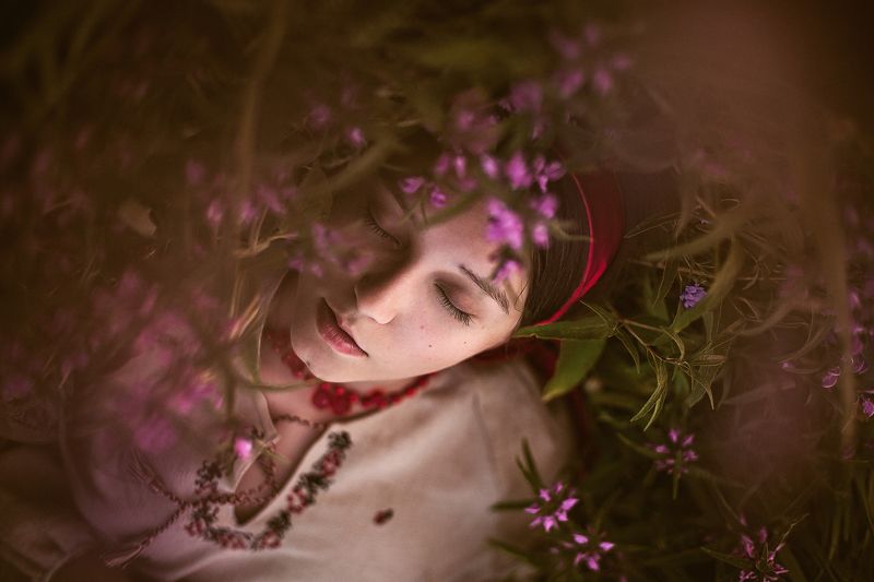 девушка,портрет,красивая,привлекательная.милая,естественная,природа,трава,зелень Славянка фото превью