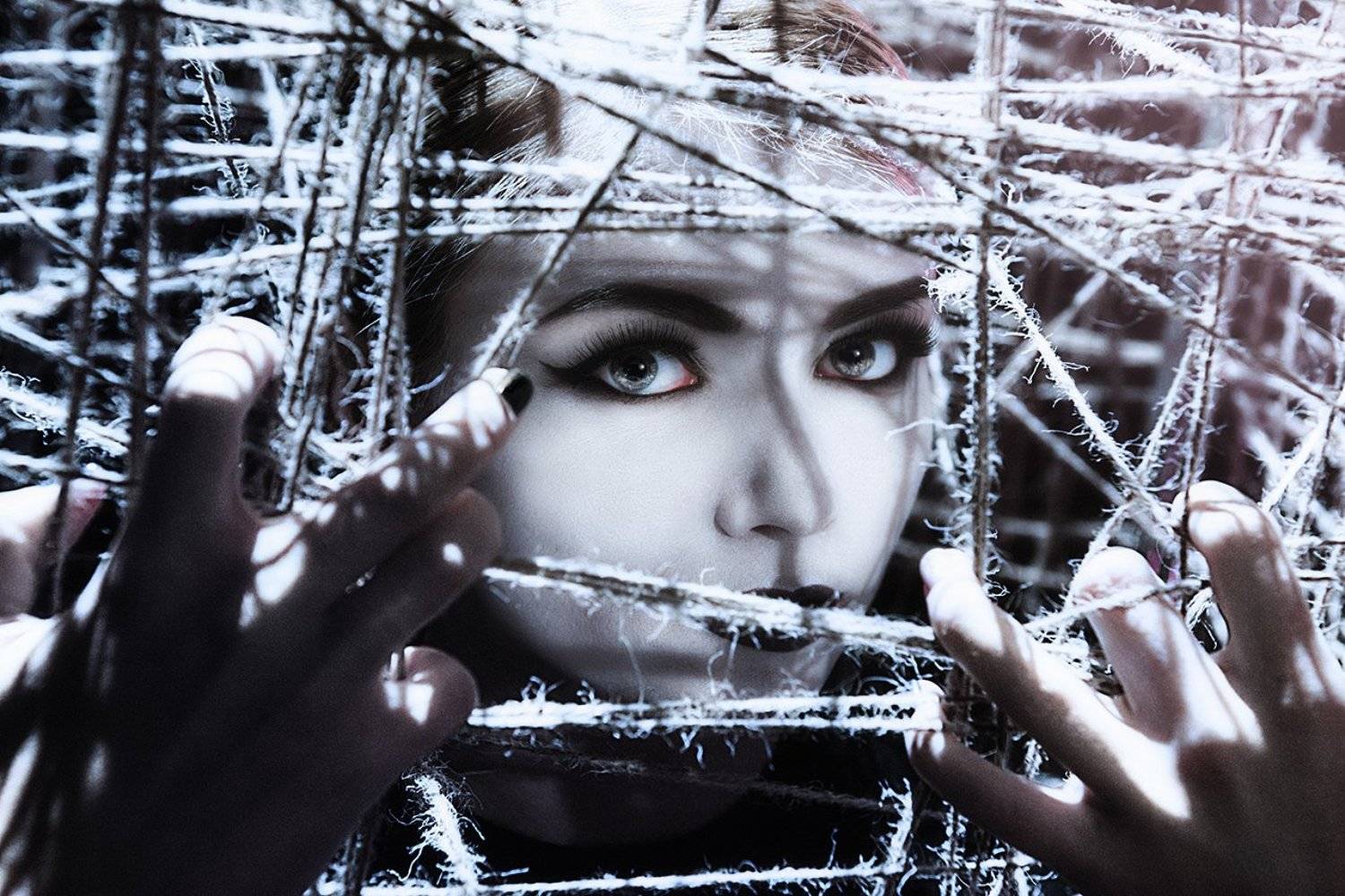 Портрет, крупным планом, глаза, красивая девушка, веревки, ужасы, страх, грим,пальцы, жесткий свет,ретушь., vadim