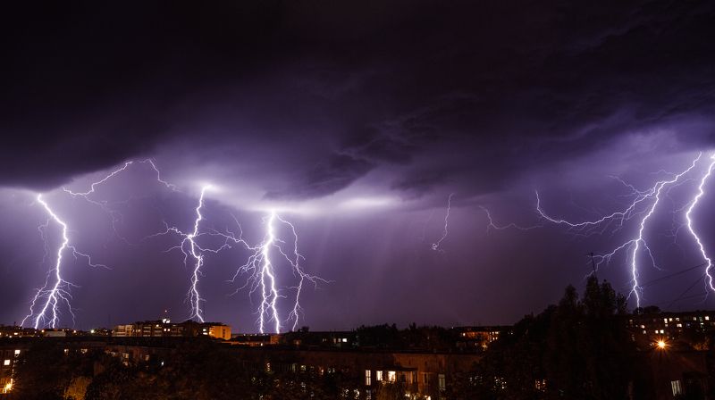 серия молний над городом фото превью