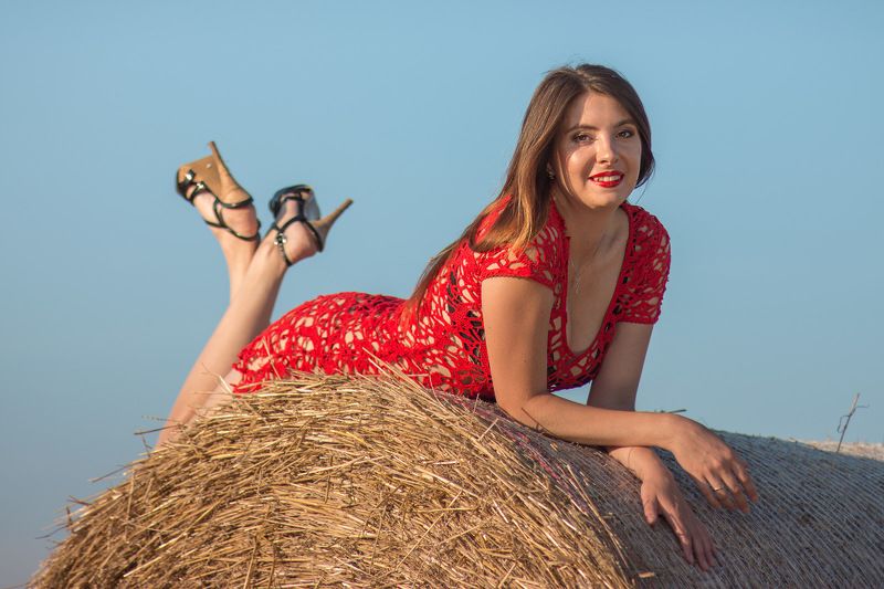 Про девушку в красном и солому фото превью