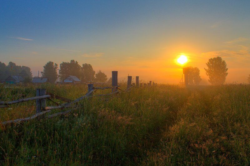 Деревня, Дорога, Забор, Небо, Облака, Пейзаж, Природа, Рассвет, Россия, Солнце, Трава, Туман, Утро Утро в деревне фото превью
