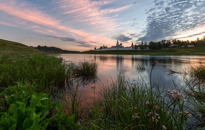 Река Волга, Старица, Успенский монастырь Утро Успенского монастыря. фото превью