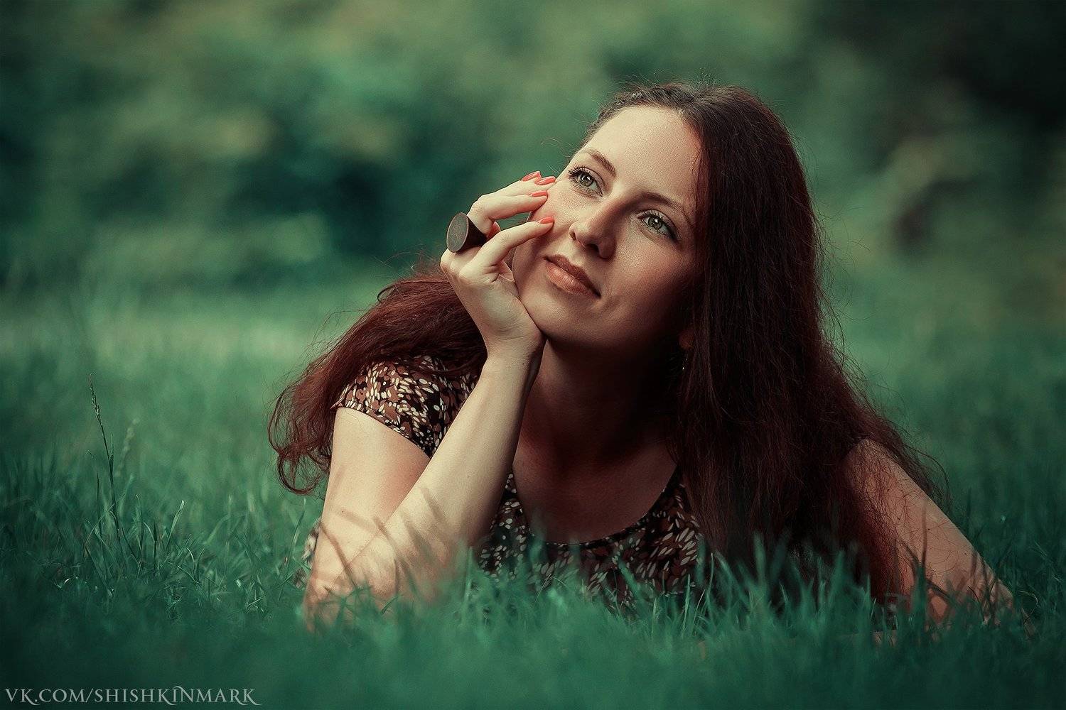 красота, девушка, портрет, глаза, волосы, трава, Марк Шишкин