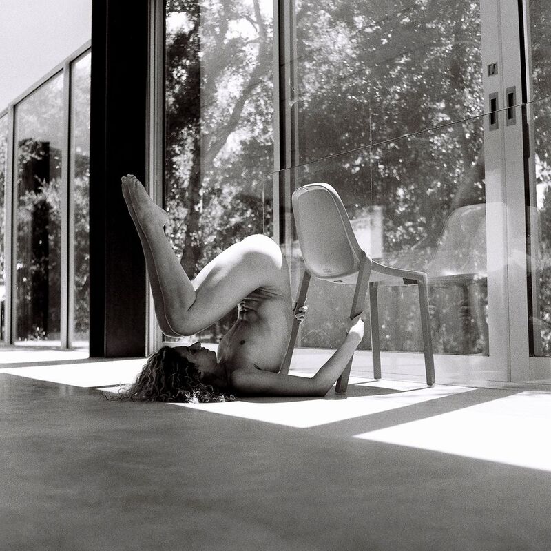 nude, fineart, monochrome, black, white, figure, female, body, form, chair, architecture, modernist, interior, glass, window Folded Light (VC. 32) фото превью