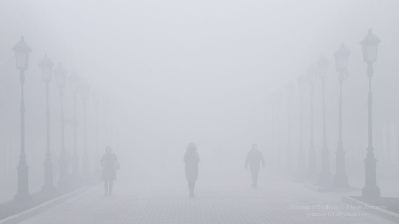 Москва, туман, Александровский, сад, фонари, люди, силуэты Москва. Туман в Александровском саду. фото превью