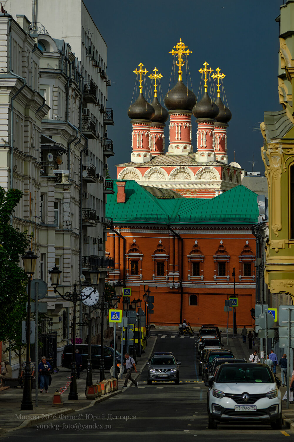 Москва, Петровка, Петровский, Высоко-Петровский, монастырь, Боголюбский, собор, храм, церковь, свет, купола, золотые, кресты, Юрий Дегтярев