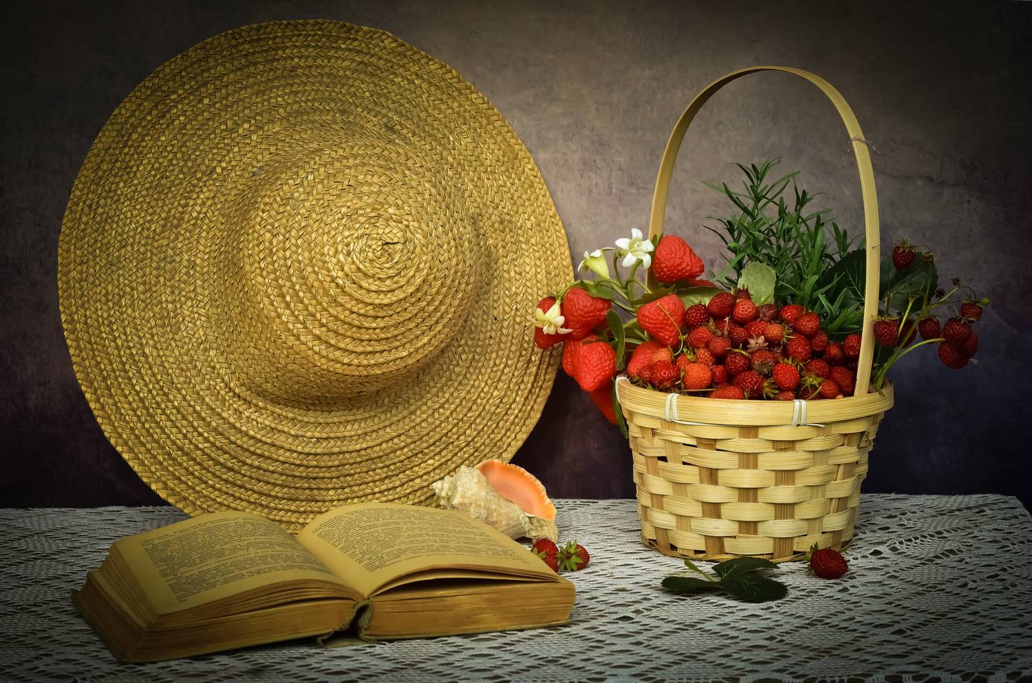 лето, летний натюрморт, корзинка, соломенная шляпа, клубника, книга, Вячеслав Холзаков