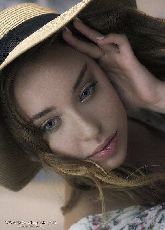 портрет, крупный план, женский портрет, девушка, свет Girl in a hat фото превью