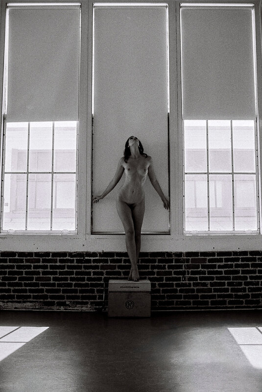 nude, artistic, studio, analog, film Elevation in Light (Sienna 52) фото превью