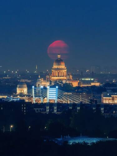 Луна над Исаакиевским собором