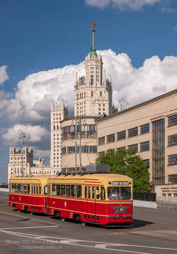 Москва. Старинный трамвай и высотка на Котельнической.