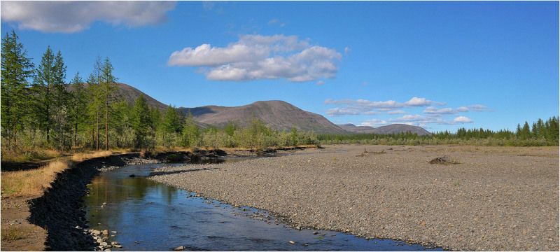 Почти высохшее русло реки фото превью