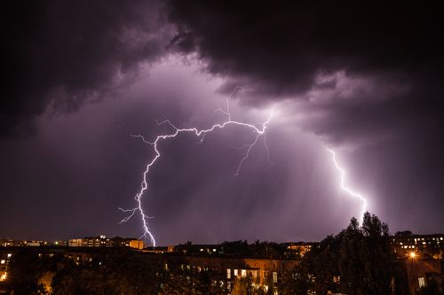 молния над городом