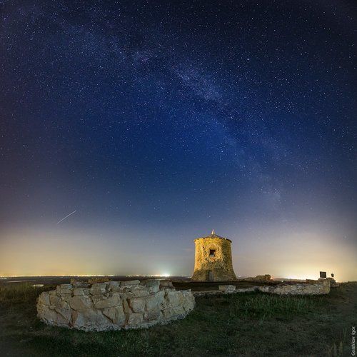 Звёздное небо над древней башней
