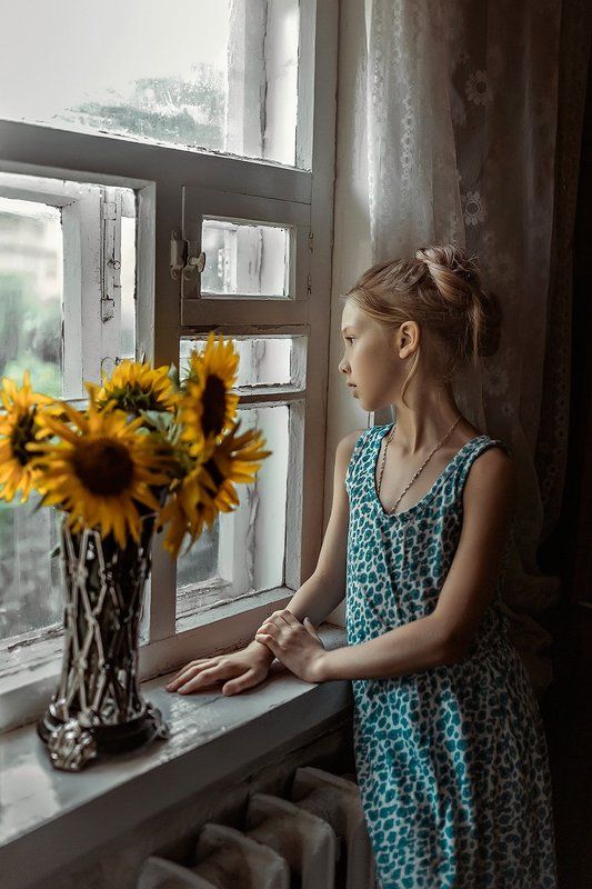 35 мм, 35мм, Взгляд, Девочка, Окно, Подсолнухи sunflowers фото превью