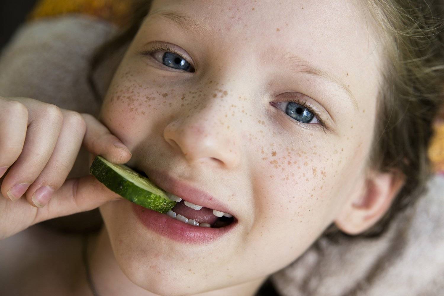 портрет, девочка, ребенок, лето, огурец, веснушки, глаза, Полтава, фотограф, фотостудия, Olga  Mozok