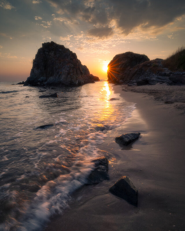 Sunrise by the sea shore фото превью