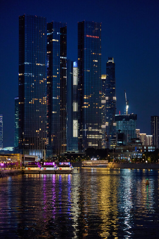 Towering over the water фото превью