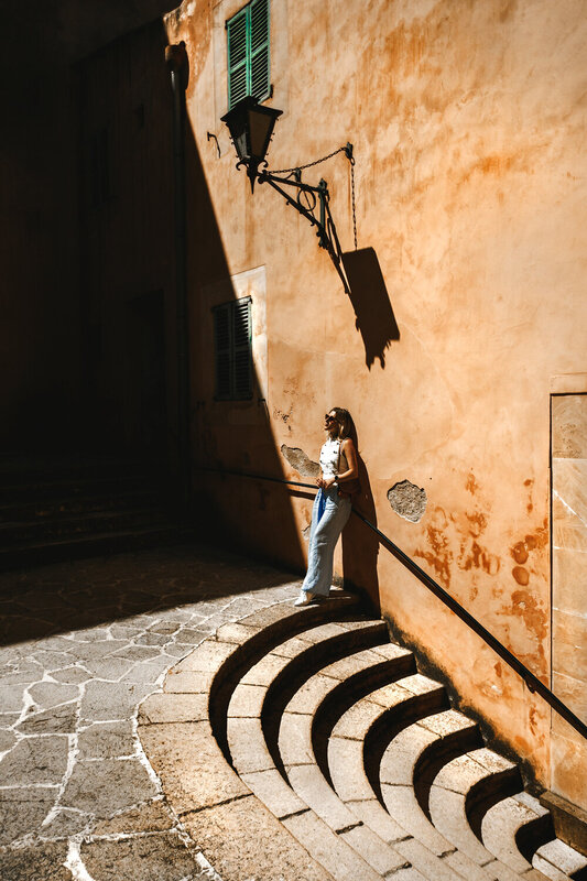 woman, portrait, fashion The staircase bends, the shadows remain фото превью