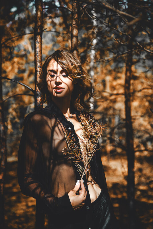 woman, portrait I wear the shadows the trees remembered фото превью