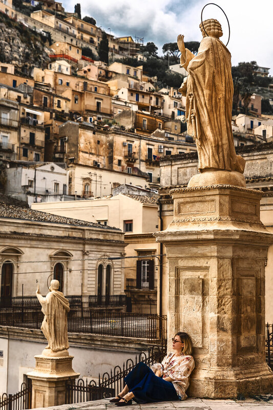woman, portrait, fashion Tra le pietre antiche di Modica, il tempo diventa arte фото превью