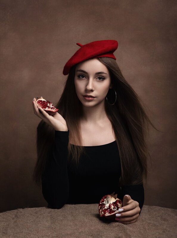 Girl with a pomegranate фото превью