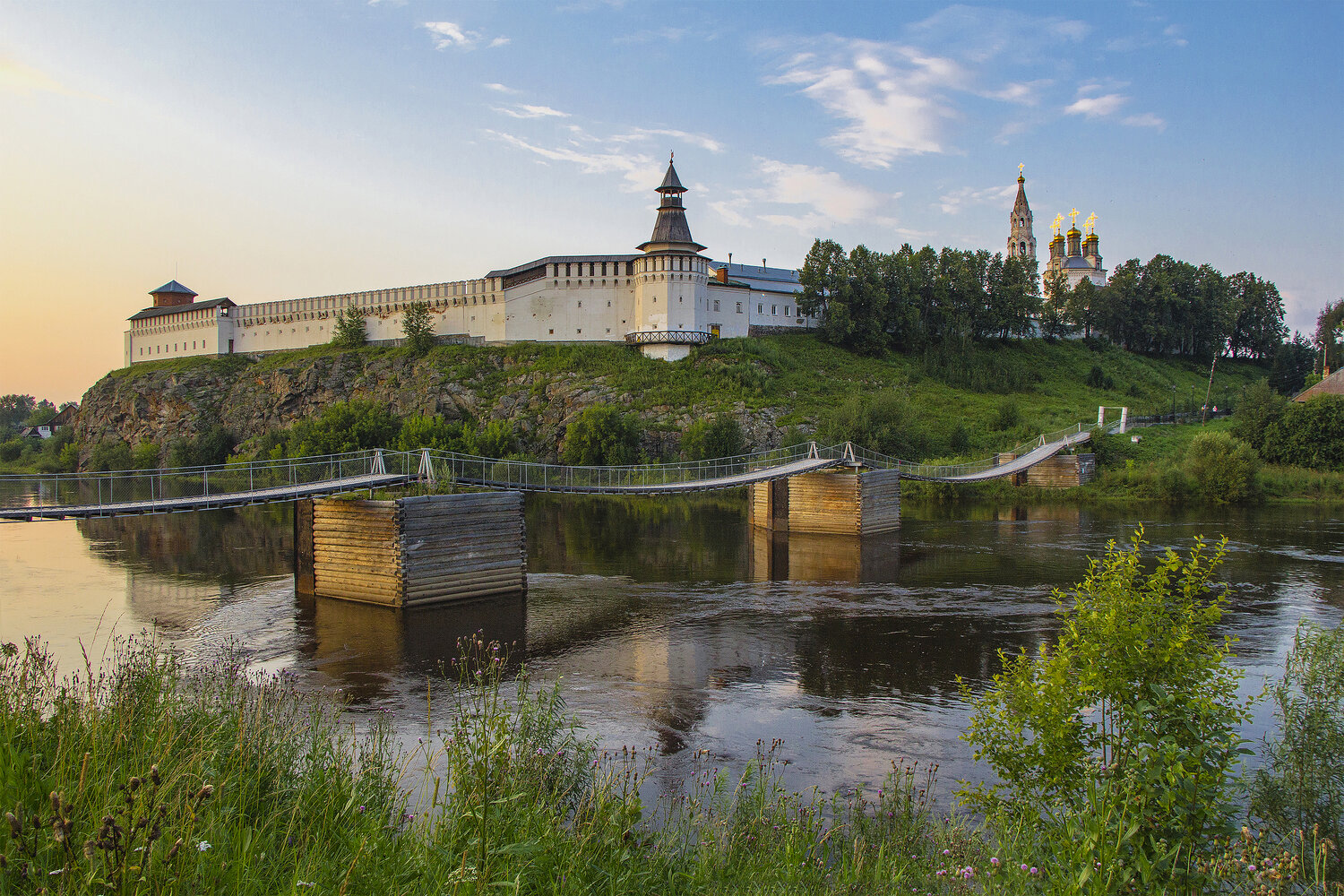 верхотурье, река тура, подвесной мостик, лето, закат, верхотурский кремль, галина новинская