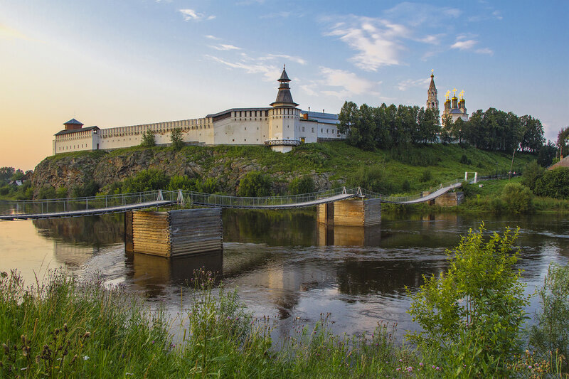 верхотурье, река тура, подвесной мостик, лето, закат, верхотурский кремль Летний вечер фото превью