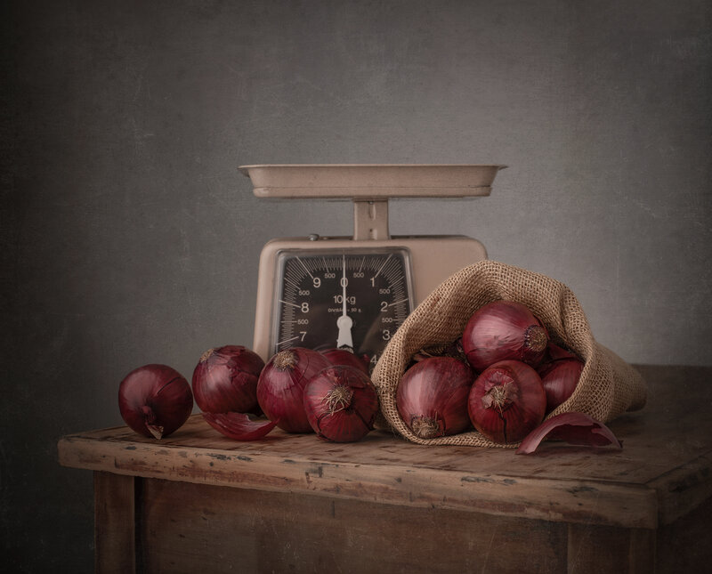 Still life, onion, red, texture, light, wood Red onion фото превью