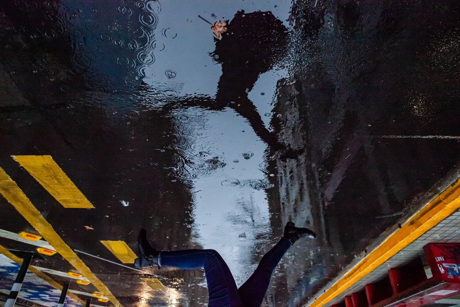 lluvia, rain, basti&aacute;n cifuentes araya, periodista furioso, bastian cifuentes araya, periodistafurioso, street photography, coloress, paraguas, Cifuentes Araya Basti&aacute;n
