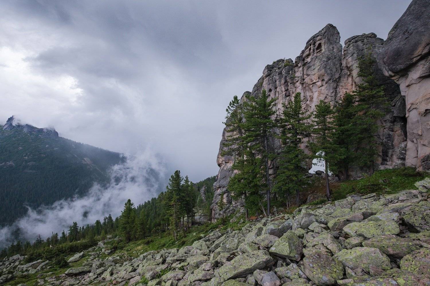 Арка, Ергаки, скалы, Западный Саян, тучи, гроза, курумник, Виктор Зайцев